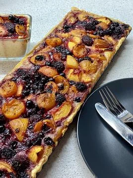 Appetizing rectangular tart with summer fruits and berries. Step by step. Step 2 스톡 사진