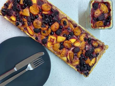 Appetizing rectangular tart with summer fruits and berries. Step by step. Step 2 Stock-Fotos