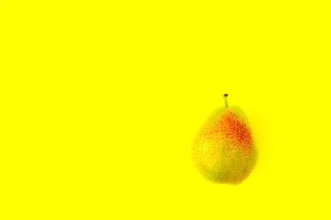 Appetizing ripe pear with red side on a yellow background. Foto stock