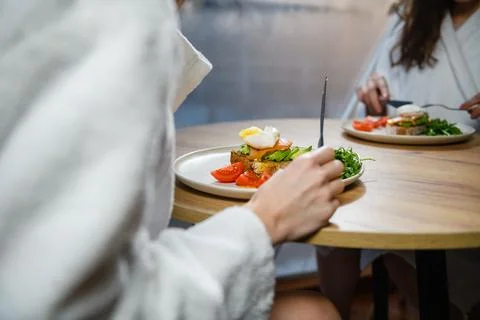 Appetizing sandwich with poached egg on the table. Foto stock
