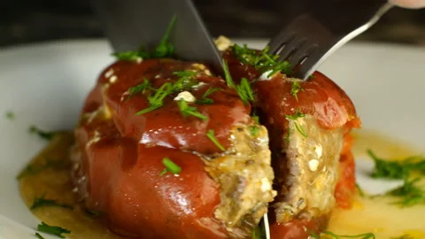 Appetizing stewed bell peppers stuffed with minced rice and pork. Vídeo Stock 131728571