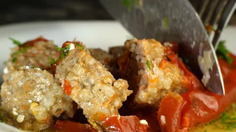 Appetizing stewed bell peppers stuffed with minced rice and pork or beef. Vídeo Stock 131730516