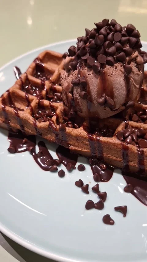 Appetizing sweet dessert platter featuring dark cocoa pastry and choco chips Video stock 336316333