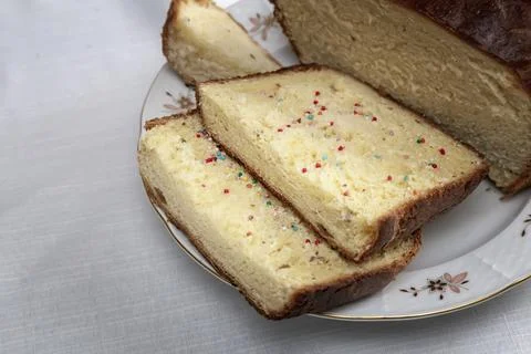Appetizing sweet white bread on the plate. Foto stock