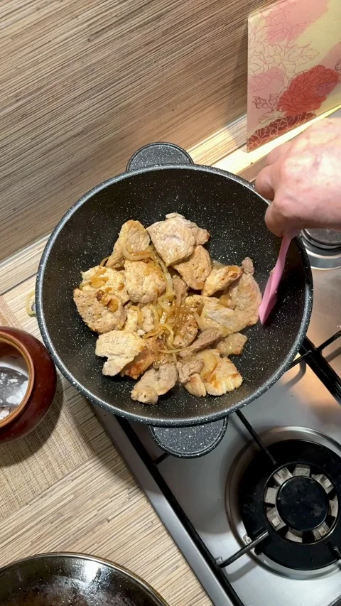Appetizingly cooked chicken in a cast-iron cauldron is perfect for any dish Vidéo 316344536
