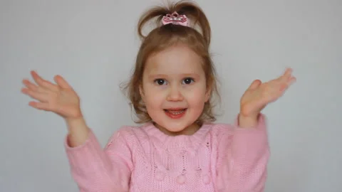 Applause. Child claps his hands and smiles. Performance, circus. Happy birthday 스톡 동영상 88317342