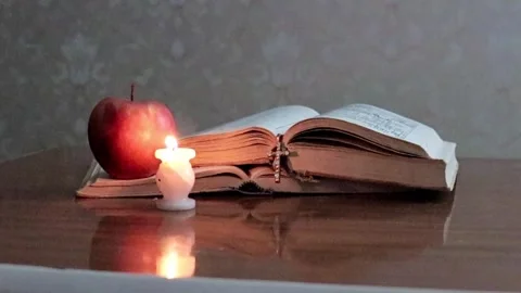 Apple and book 動画素材 342214775