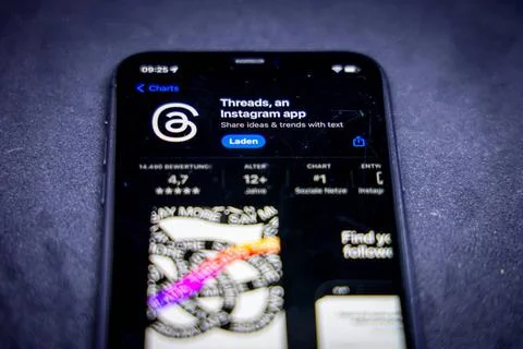  Apple App Store auf einem iPhone. Apps-Charts (gratis). Threads, an Insta... Stock Photos