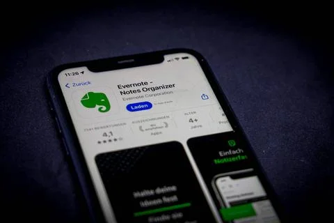   Apple App Store auf einem iPhone. Nützliche Apps für jeden Tag - ¦ und b Stock Photos