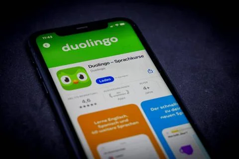   Apple App Store auf einem iPhone. Apps-Charts (gratis) - Duolingo - Spra... Stock Photos