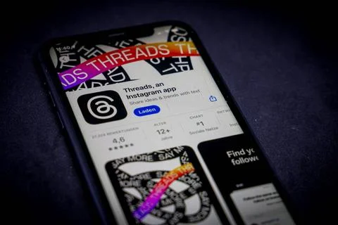   Apple App Store auf einem iPhone. Apps-Charts (gratis) - Threads, an Ins... Stock Photos