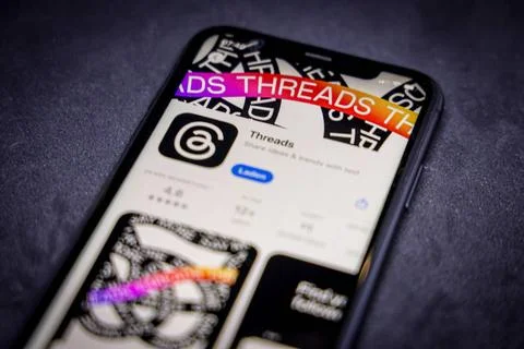   Apple App Store auf einem iPhone. Apps-Charts (gratis) - Threads // 09.0... Stock Photos