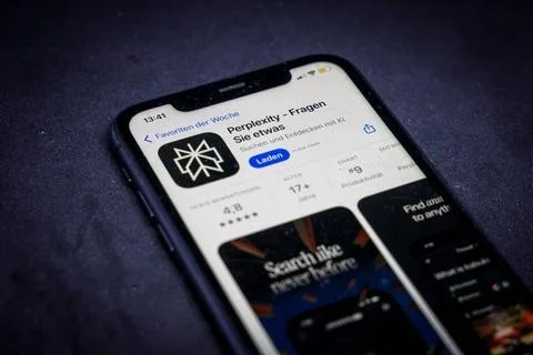   Apple App Store auf einem iPhone. Favoriten der Woche. Perplexity - Frag... Stock Photos