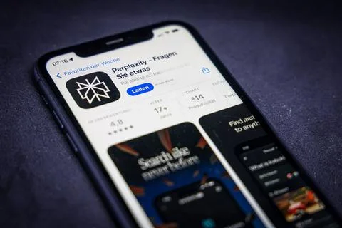   Apple App Store auf einem iPhone. Favoriten der Woche. Perplexity - Frag... Stock Photos
