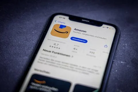   Apple App Store auf einem iPhone. Apps-Charts (gratis). Amazon. // 20.03... Stock Photos