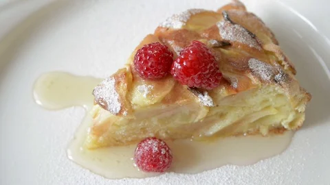 Apple cake with raspberry Vídeo Stock 80375131