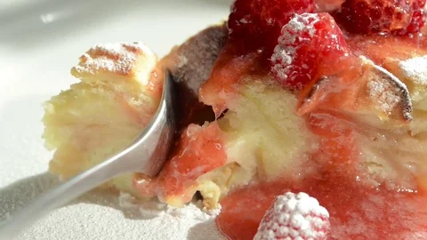 Apple cake with raspberry Video stock 80375193