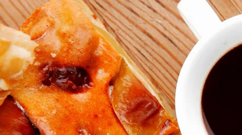 Apple cake served with coffee Vídeos de archivo 23030611