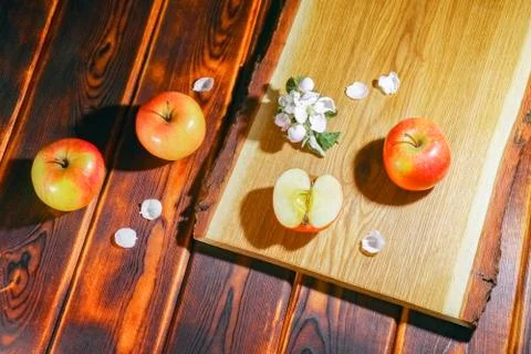 Apple on the chopping Board as background Stock-Fotos