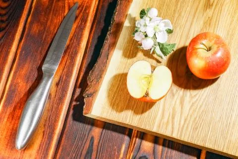 Apple on the chopping Board as background 스톡 사진