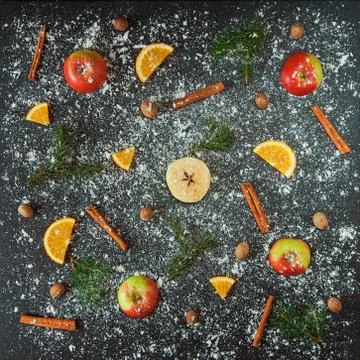 Apple cinamon nutmeg orange snow green fir branches new year 库存照片