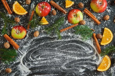 Apple cinamon nutmeg orange snow green fir branches new year 库存照片