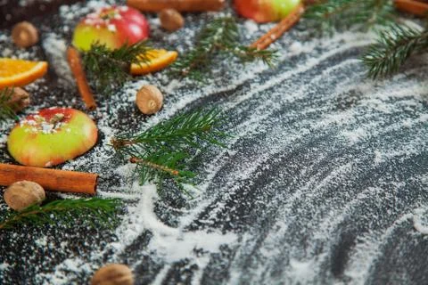 Apple cinamon nutmeg orange snow green fir branches new year 库存照片