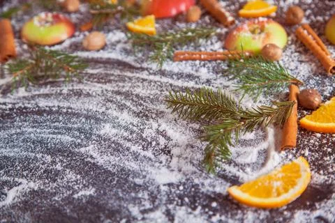 Apple cinamon nutmeg orange snow green fir branches new year 库存照片