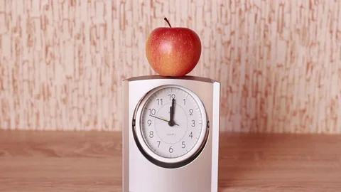 Apple on clock. Taking Видео 83030046