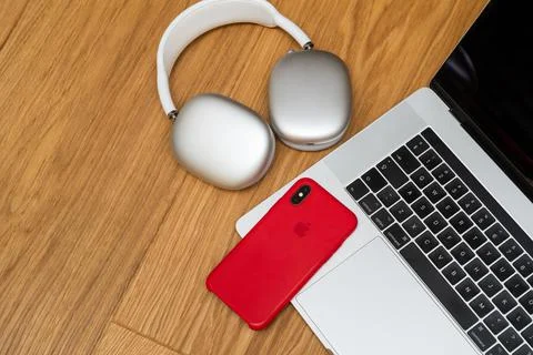Apple Computers AirPods Max next to iPhone smartphonew and MacBook Pro M1 laptop 写真素材