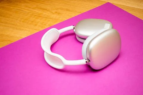 Apple Computers AirPods Max over-ear headphones inside Smart case Foto stock