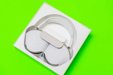 Apple Computers AirPods Max over-ear headphones on the vivid green table Foto stock