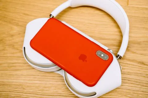Apple Computers AirPods Max over-ear headphones inside Smart case with Adaptive Foto stock