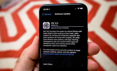 Apple Computers with message Software update progress to version iOS 14.5 Foto stock