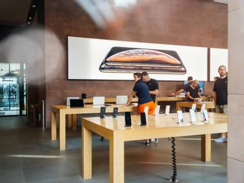 Apple Computers Store with iPhone Xs and Xs Max Foto stock