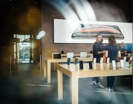 Apple Computers Store with iPhone Xs and Xs Max Foto stock