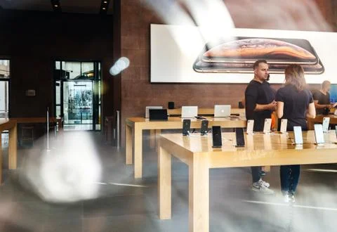 Apple Computers Store with iPhone Xs and Xs Max Foto stock