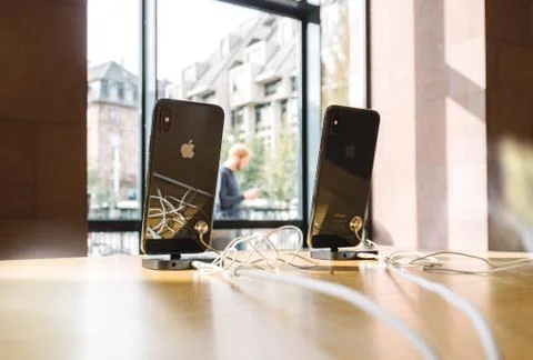 Apple Computers Store with iPhone Xs and Xs Max black phones, sm Foto stock