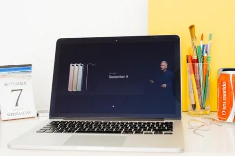 Apple Computers website showcasing preordrr, upgrade a d delivery dates Stock Photos