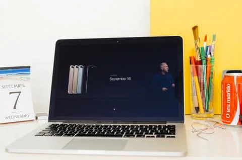 Apple Computers website showcasing preordrr, upgrade a d delivery dates 写真素材