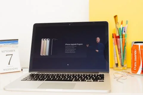 Apple Computers website showcasing preordrr, upgrade a d delivery dates 写真素材