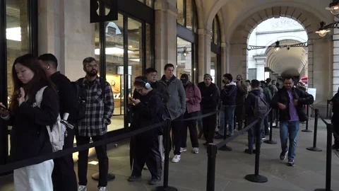 Apple Covent Garden opens its doors for the release of the iPhone Duo Stock Footage 348374890