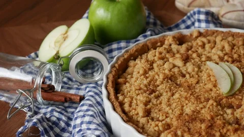 Apple crisp or Apple crumble pie. Stock-Footage 88296575