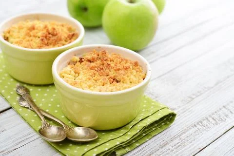 Apple crumble in small baking dish Foto stock