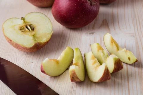Apple on cuttingboard Foto stock