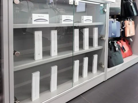 Apple electronics displayed inside a modern glass store cabinet, showcasing 스톡 사진