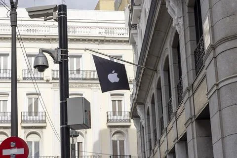 Apple flag and security cameras in urban madrid Fotos de archivo