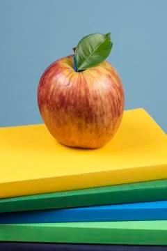 Apple fruit on top of a book stack, on the back of school classes. Foto stock