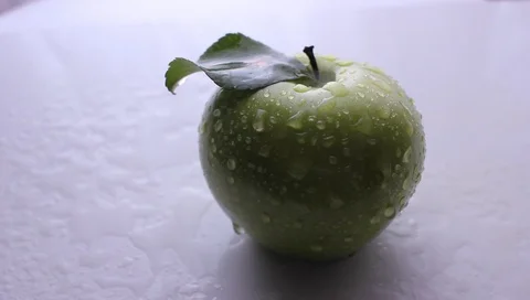 Apple green on a white table in the rain Vídeo Stock 94225121