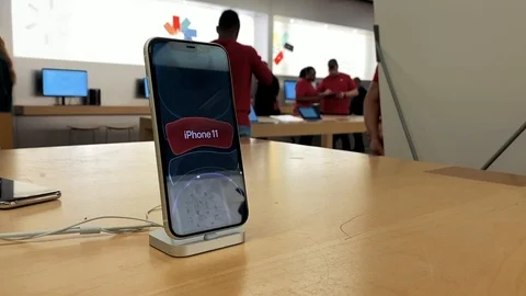 Apple Inc. sells iPhone 11 models at a store in Bethesda, Maryland Vídeos de archivo 123499534